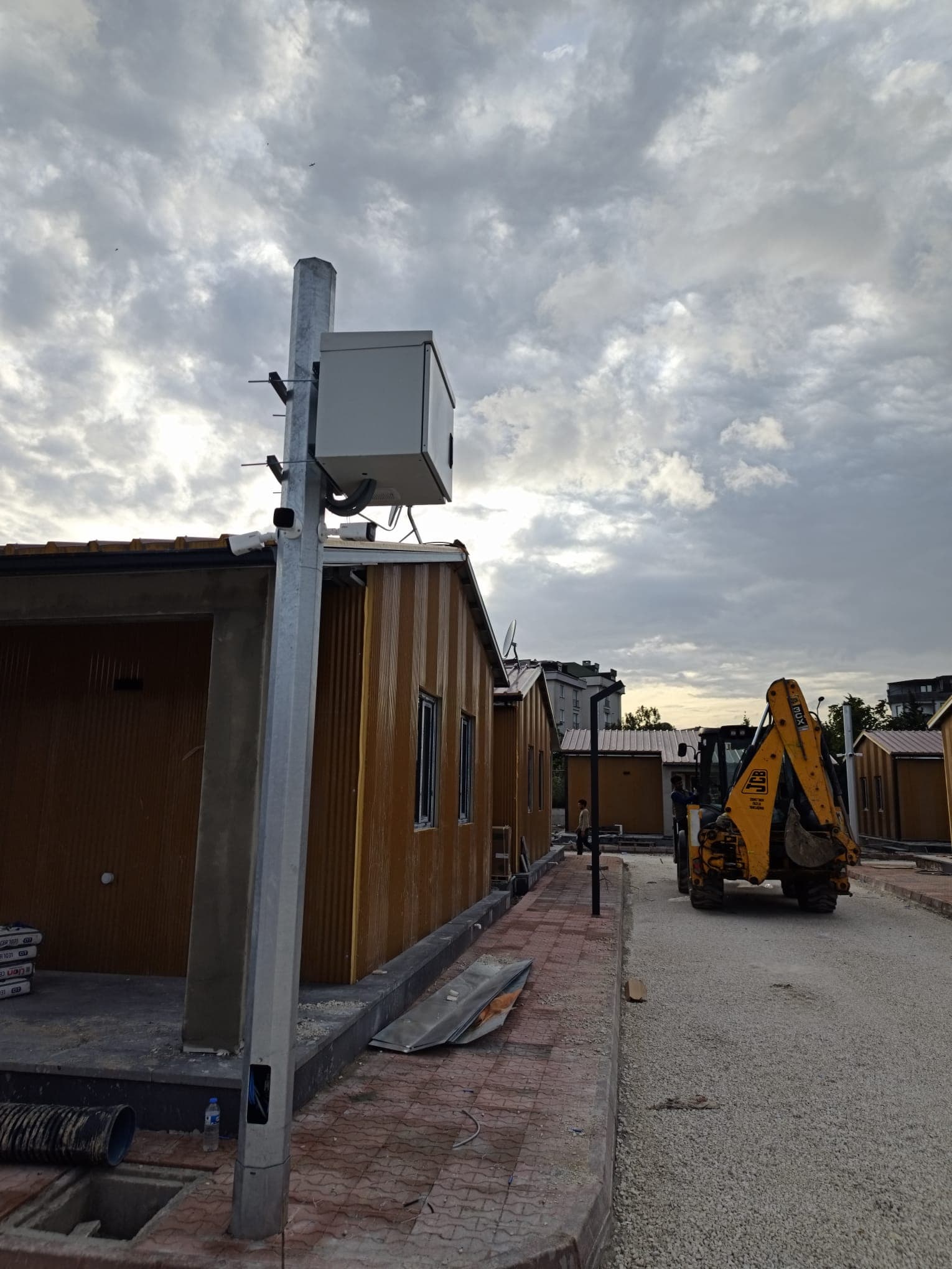 Çoklu güvenlik kamerası izleme ekranları bulunan kontrol merkezi