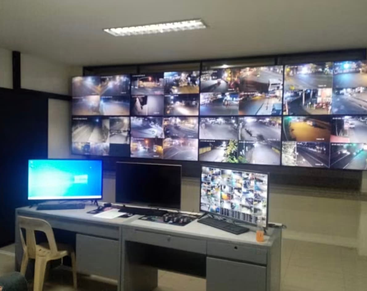 Saha direğine monte edilmiş güvenlik kameraları ve kabinet